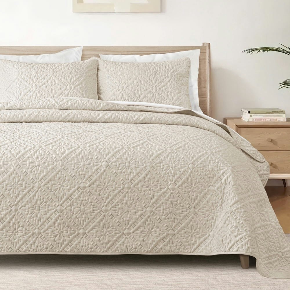 Exclusivo Mezcla King Quilt Bedding Set: $32.99
