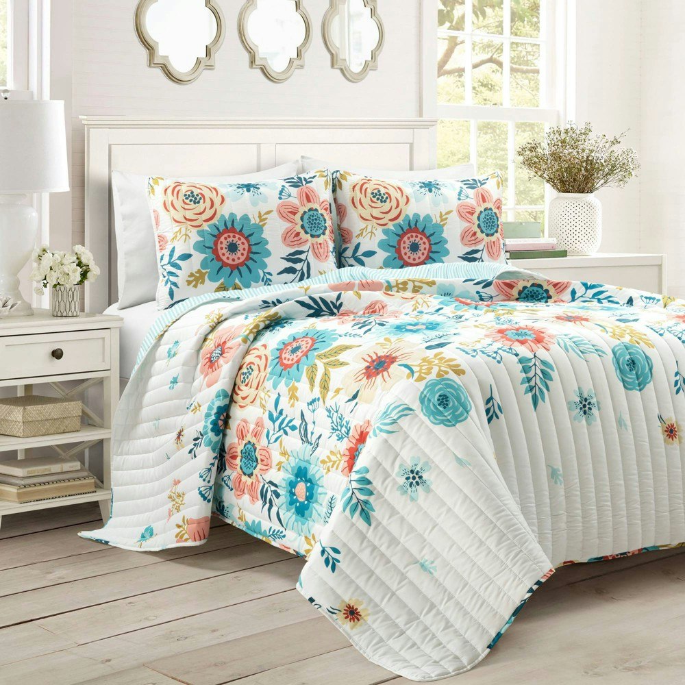 Lush Decor 3-Piece Ariana Flower Reversible King Quilt Set: $81.40