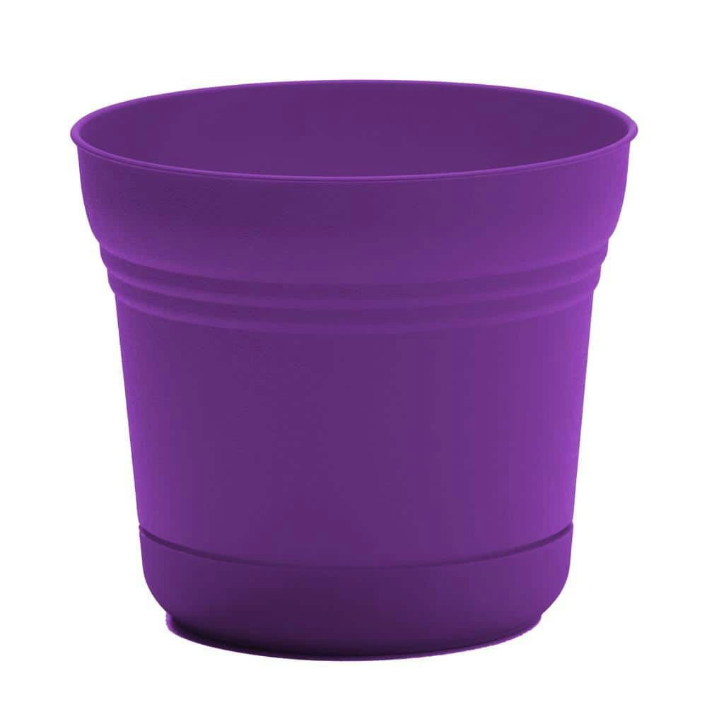 Saturn 20-Quart Decorative Indoor/Outdoor Planter with Saucer: $24.37